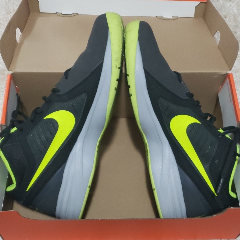 Nike - Picture 2 of 4
